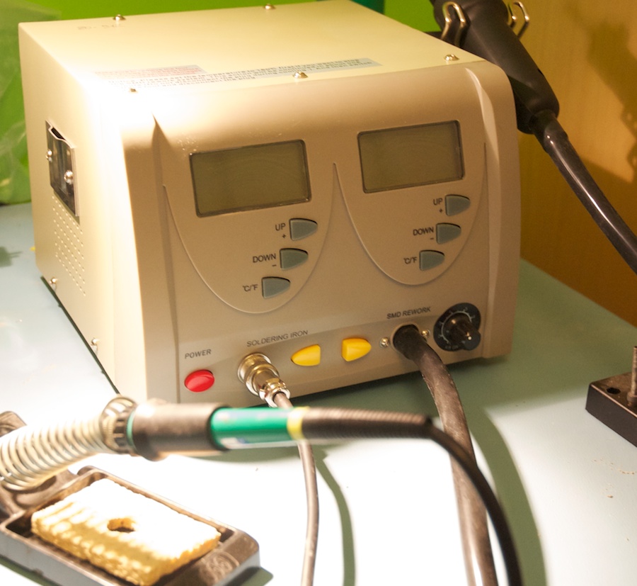 The ZD-912 is a majestic soldering station, with an oversize case